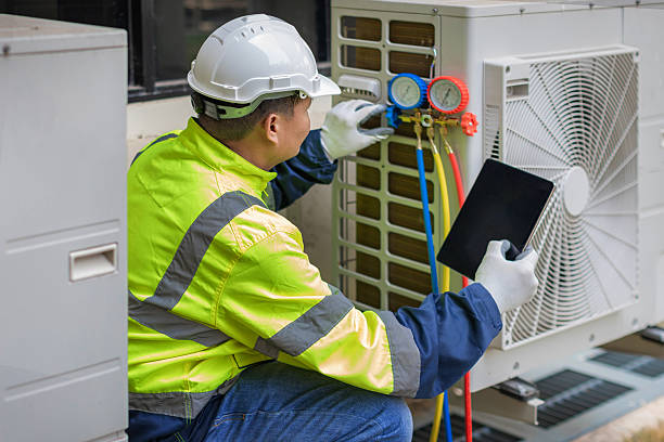 Professional Hvac Installation technician working in Pahokee, FL